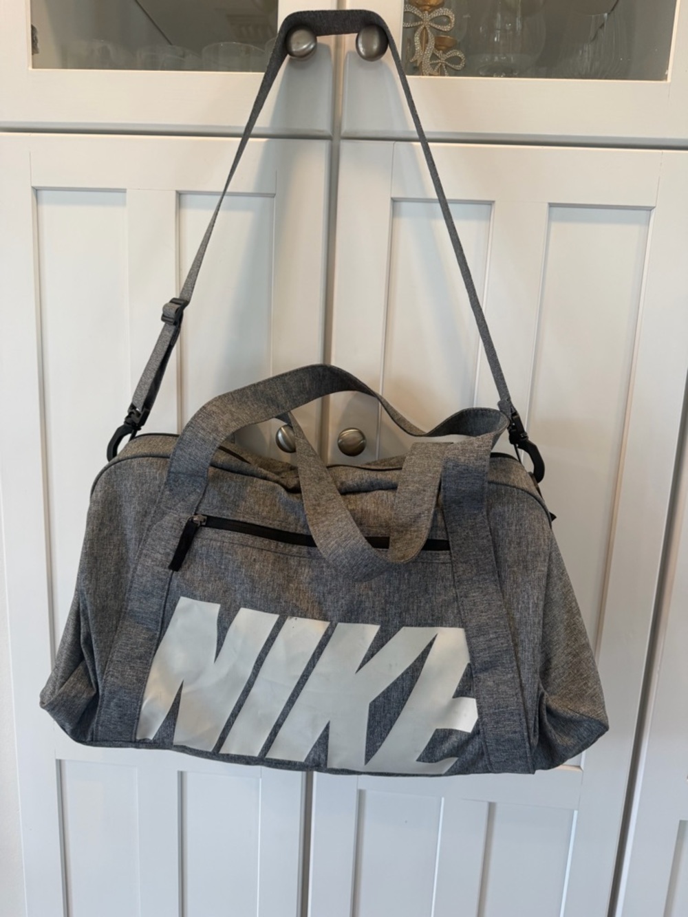 Nike Gray Gym Duffel Gym Bag w/shoulder strap